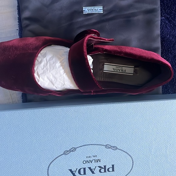 Prada flats size 37.  US 7 velour  color burgundy. Worn twice - Picture 4 of 6